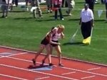 Спортсменка помогла сопернице Спортсменка помогла сопернице