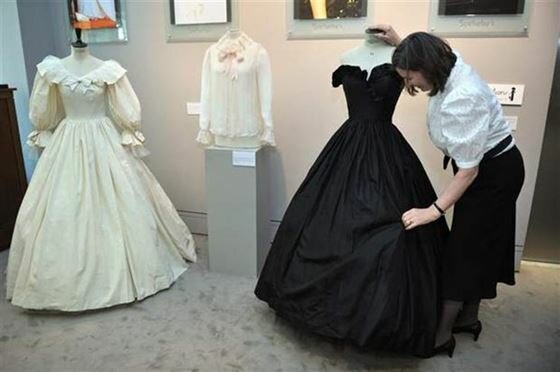 Платья принцессы Дианы на аукционе в Лондоне. Фотографии