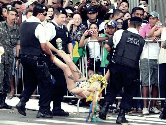 FEMEN в Бразилии пытались сорвать парад
