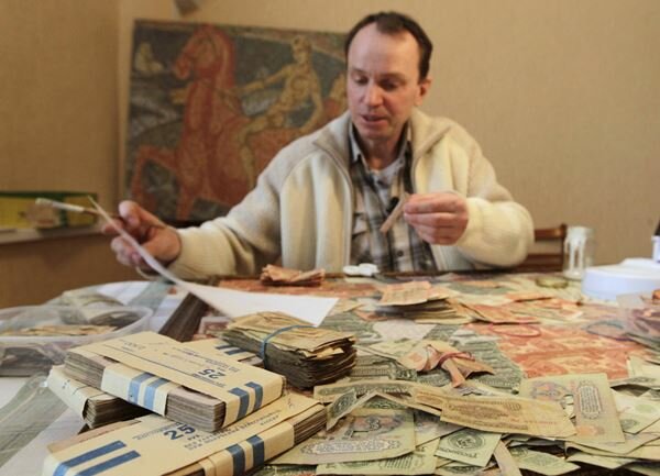 Игорь Аринич. Коллаж из трех тысяч советских банкнот. Фотографии