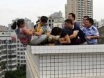 Женщина-самоубийца на крыше в Китае