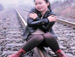 Поезд чуть не сбил китаянку, которая фотографировалась на рельсах