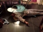 Пьяная мамочка застряла в детском стульчике