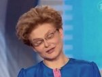 Малышева заткнула девушке вагинальные газы шариком между ног Малышева заткнула девушке вагинальные газы шариком между ног