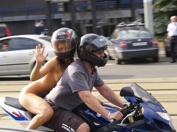 Фото голой румынки на мотоцикле