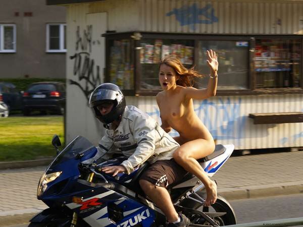 Фото голой румынки на мотоцикле