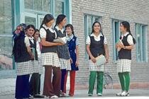 Узбекских школьниц обязали носить косы. Фотографии