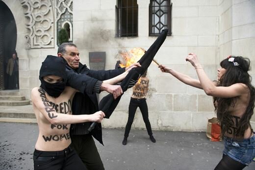 Обнаженные FEMEN протестуют у мечети. Фотографии