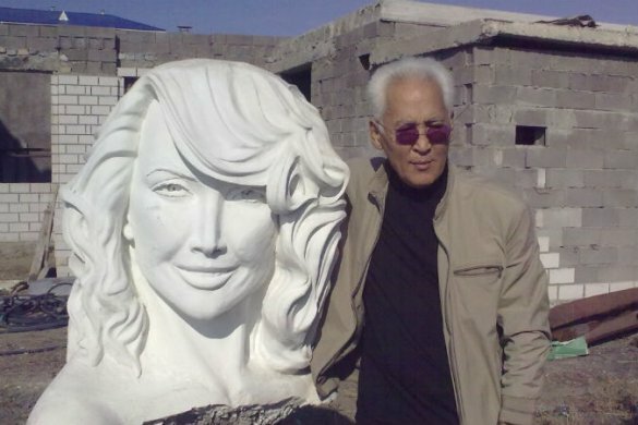 Сексуальная Жанна Фриске вдохновила казахского скульптора Памятник певице в Экибастузе Фотография