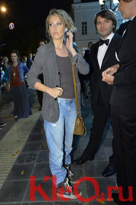Ксения Собчак в джинсах на церемонии «Человек года»