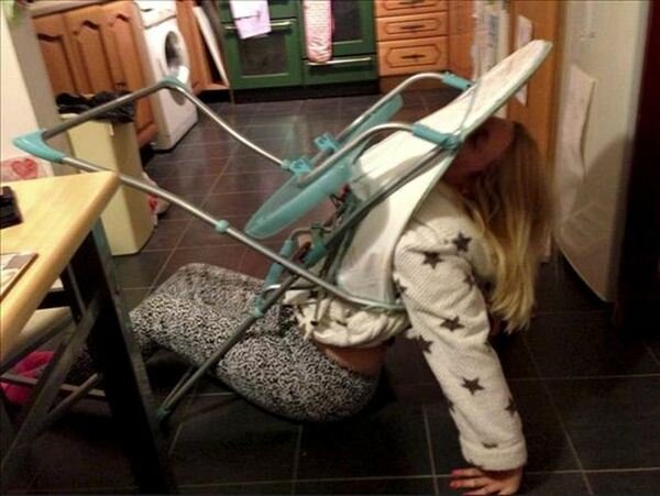 Пьяная мамочка застряла в детском стульчике. Фотографии