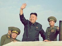 Женщины-военнослужащие тискают Ким Чен Ына
