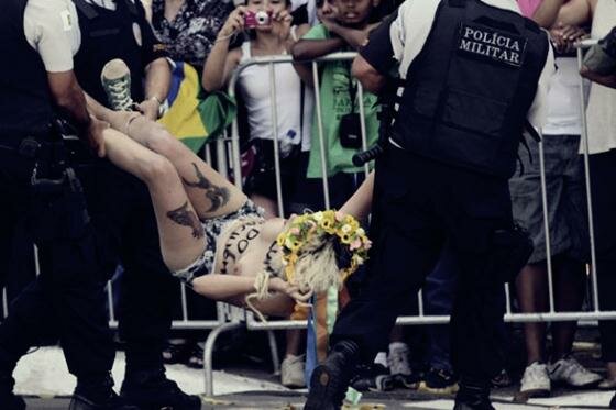 FEMEN в Бразилии пытались сорвать парад