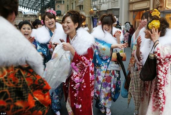 Юные японки празднуют вступление во взрослую жизнь
